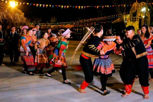 Tour Mộc Châu: Lễ Hội Chợ Tình Mộc Châu