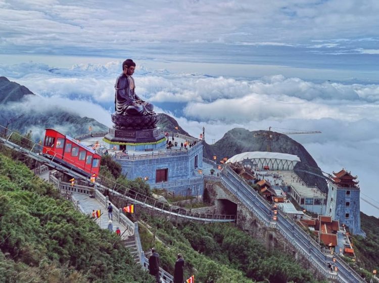 Đại tượng Phật A Di Đà