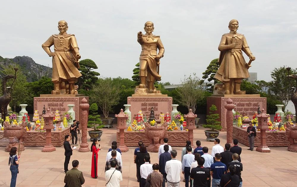 Dâng hương tưởng nhớ các anh hùng dân tộc tại Khu di tích Bạch Đằng Giang |  Báo điện tử Tiền Phong