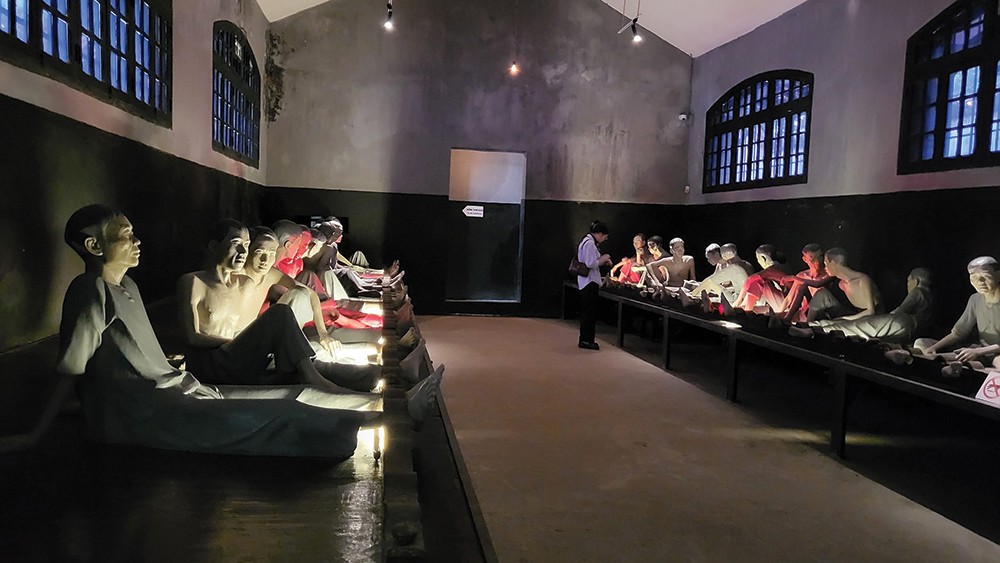 Nhà tù Hỏa Lò: Tìm hiểu từ A đến Z về di tích lịch sử nổi tiếng này | Xanh SM